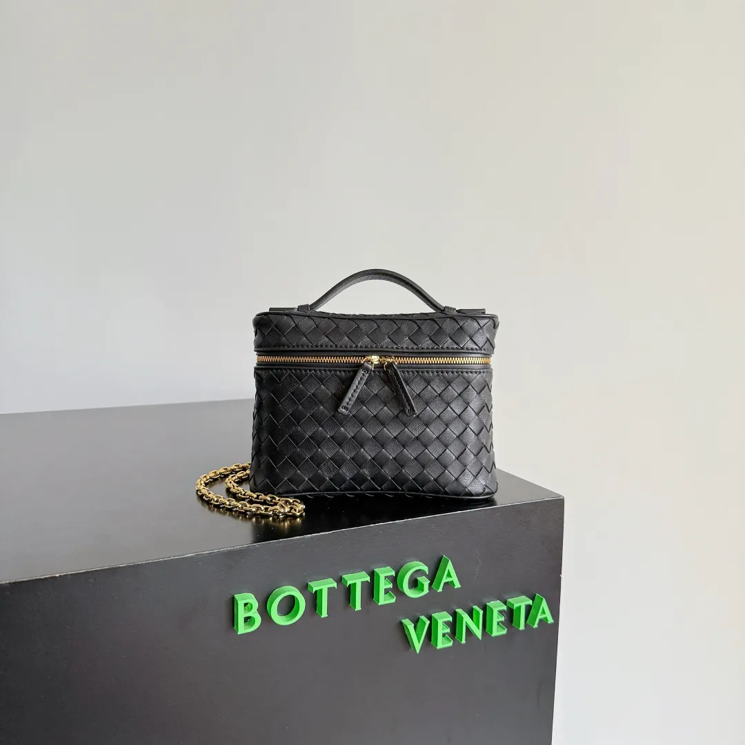 Batch 1480 BOTTEGA VENETA2025 new women's small Soft Vanity cosmetic bag, using the classic Intrecciato weaving technique, inheriting the classics, the ring buckle design 😎 The light metal chain gives you a high-end sense of matching, the chain is removable, and it can be used as a handbag ~ An elegant small bag that is perfect for participating in events. The overall body of the bag is as soft as marshmallow and can be easily kneaded, showing the strong toughness and high-end feel of the leather. The touch of sheepskin is so amazing. It is so healing when pinched! I have absolutely no resistance to small bags! ! ! Style number: 843800 Color: black Size: 19*14*3cm